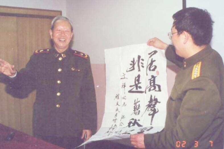 中國科學(xué)院院長白春禮院士與胡文祥及其戰(zhàn)友合影